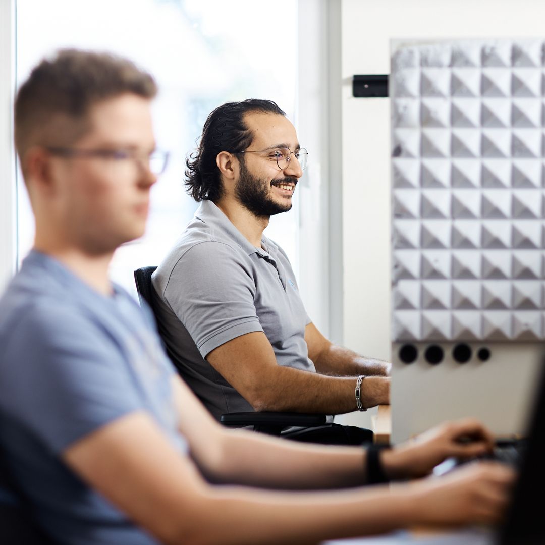 2 Personen sitzen am Computer